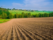 EK sāk procedūru pret Latviju par ierobežojumiem ārzemniekiem zemes iegādē