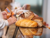 Jauna likuma dēļ daļā mazo veikalu trūkst svaigu preču, tostarp maize