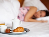 Latvijas viesnīcās un citās tūrisma mītnēs viesu pavadīto nakšu skaits pērn sarūk par 1,2%