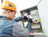 Imitējot elektroinstalāciju pārbaudi, apkrāpti aptuveni 20 uzņēmumi vairākās pilsētās