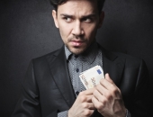 Iedzīvotāji domā, ka budžeta deficīts Latvijā ir naudas izsaimniekošanas un ēnu ekonomikas dēļ