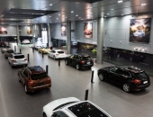 Jaunu automašīnu tirdzniecībai Vācijā oktobrī trīs mēnešos pirmais kritums