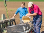 Pārdalīs 328 368 eiro vairākām atbalsta programmām lauksaimniecībā