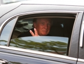 Tramps nodod dēliem "pilnīgu" kontroli pār savu kompāniju