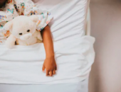 Pabalstu par smagi slima bērna kopšanu plānots izmaksāt ilgāku laika periodu