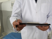 Darbiniekiem ārstniecības iestādē darba trūkuma gadījumā varēs maksāt 75% no vidējās algas